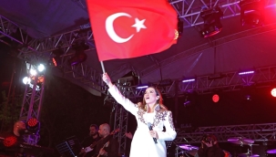 Antalya'da 19 Mayıs coşkuyla kutlandı,  Binlerce kişi fener alayı ve konserde buluştu  