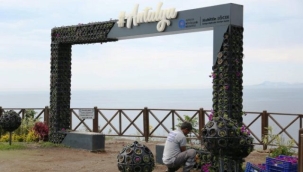 Çiçeklerin koparılmasına nöbetçi personel de engel olamadı: Çiçekler yerinden söküldü