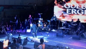 Gülben Ergen sahnede bayıldı