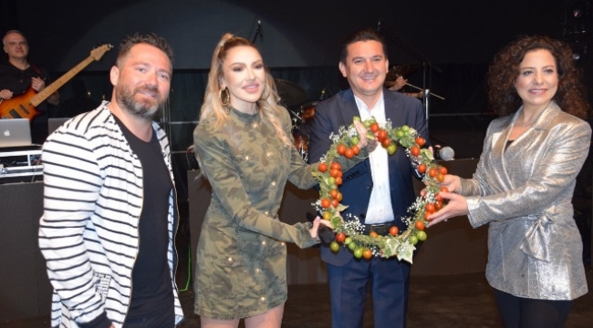 Hadise Kumluca'da Domates Kraliçesi seçildi