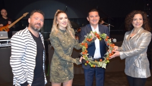 Hadise Kumluca'da Domates Kraliçesi seçildi