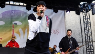 İş Sanat'ın 'Cuma İş Çıkışı' konserinde Ceza sahne aldı