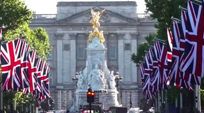 Kraliçe Elizabeth'in tahttaki 70'inci yıldönümü için Londra sokakları bayraklarla donatıldı