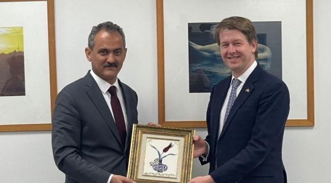 Milli Eğitim Bakanı Özer, İngiltere'nin Okullardan Sorumlu Devlet Bakanı Walker ile görüştü