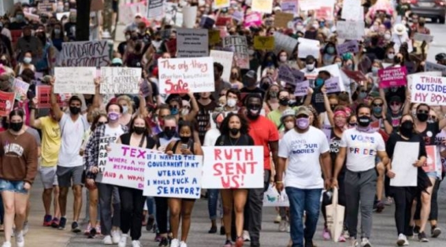 New York'ta binlerce kişi 'kürtaj hakkı için sokağa çıktı