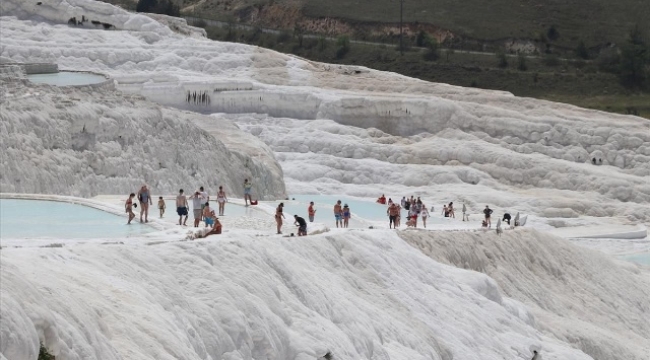 Pamukkale'yi 4 ayda 240 bin ziyaretçi gezdi