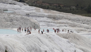 Pamukkale'yi 4 ayda 240 bin ziyaretçi gezdi