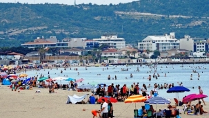 Sıcaklık arttı, tatilciler Çeşme'ye akın etti