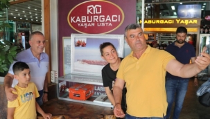 Uzaya gönderilen kebap ile fotoğraf çektirme kuyruğu
