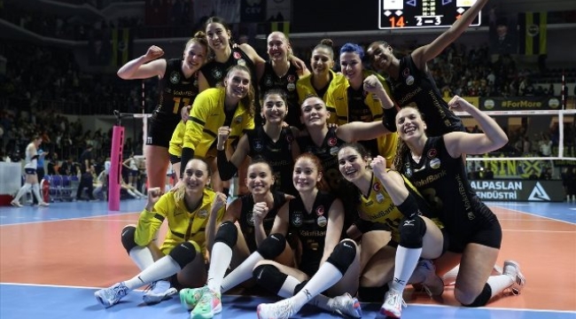 VakıfBank, Sultanlar Ligi play-off finalinde Fenerbahçe karşısında seriyi 2-2 yaptı