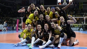 VakıfBank, Sultanlar Ligi play-off finalinde Fenerbahçe karşısında seriyi 2-2 yaptı