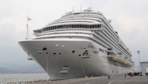 Yüzen otel İzmir Limanı'na demir attı