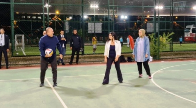 Bakan Çavuşoğlu, basın mensuplarıyla voleybol oynadı