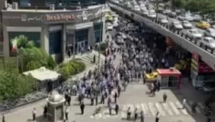 İran'da emekliler hükümeti protesto etti