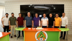 Mevlüthan Çavuşoğlu'na sürpriz doğum günü kutlaması 