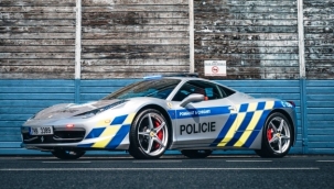 Çekya'da el konulan Ferrari polis filosuna katıldı