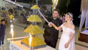 Düğünde pasta yerine baklava kestiler