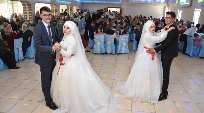 İkiz kız kardeşler, ikizlerle evlendi: Çifte düğünle dünya evine girdiler