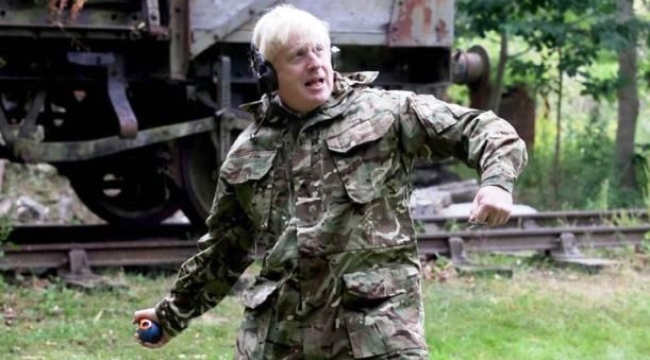 İngiltere Başbakanı Johnson askeri eğitime katılarak el bombası attı