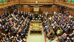 İngiltere hükümeti güvenoyunu kazandı