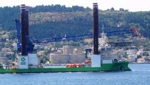 132 metre uzunluğundaki platform Çanakkale Boğazı'ndan geçti