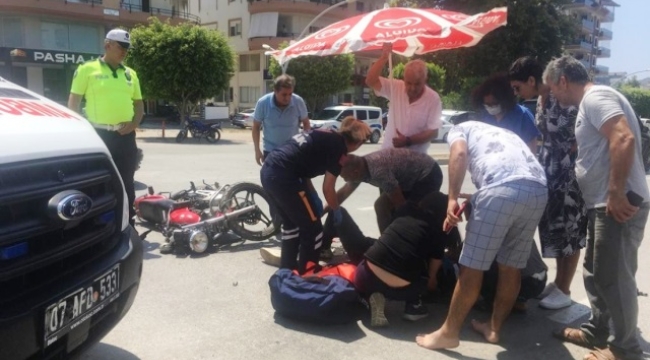 Alanya'da motosiklet ile otomobil çarpıştı: 1'i ağır, 2 yaralı