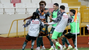 Alanyaspor puanı 90'da kaptı