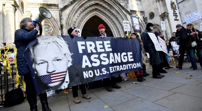 Assange ile görüşen ABD'li gazeteci ve avukatlar gözetlendikleri iddiası ile CIA'ye dava açtı