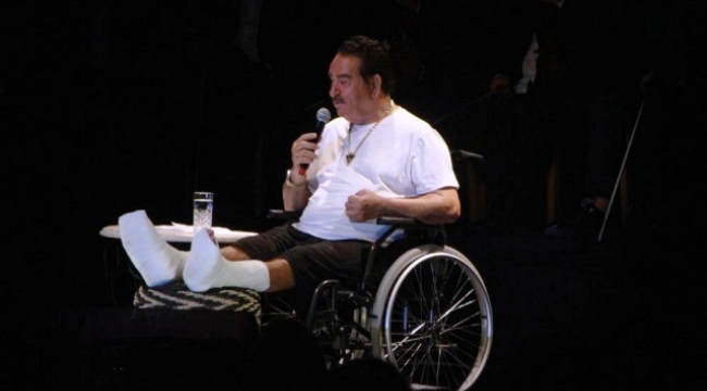 AZRAİL : 0 - TATLISES : 2 Gündüz ölümden döndü, Akşam tekerlekli sandalye ile sahneye çıkıp konser verdi