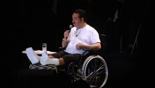 AZRAİL : 0 - TATLISES : 2 Gündüz ölümden döndü, Akşam tekerlekli sandalye ile sahneye çıkıp konser verdi