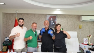 Çavuşoğlu'na muaythai eldiveni