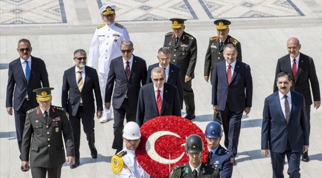 Cumhurbaşkanı Erdoğan başkanlığındaki YAŞ üyeleri Anıtkabir'i ziyaret etti