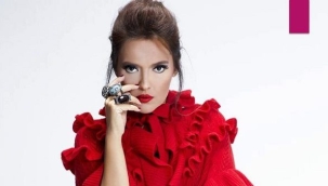 Demet Akalın şampanyayı beğenmedi, garsonun başından aşağı döktü: 'Elma suyu getirmişsin'