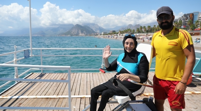 Engelliler denizin tadını  Engelsiz Plaj 'da çıkartıyor 