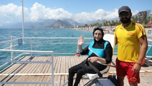 Engelliler denizin tadını  Engelsiz Plaj 'da çıkartıyor 