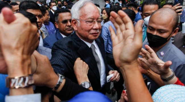Eski Malezya Başbakanı Rezak'a verilen 12 yıl hapis cezası onaylandı