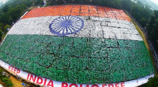 Hindistan'da insanların oluşturduğu dev bayrak, Guinness rekoru kırdı