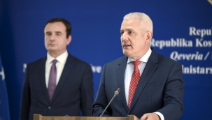 Kosova'da Sırplar, sınırda kurdukları barikatları kaldırıyor