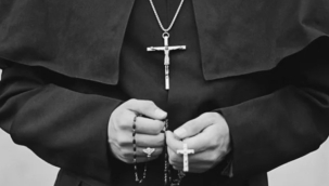 Papaz, istediği kol saatini almayan cemaati azarladı: 'Paranız nasıl yetmez?'