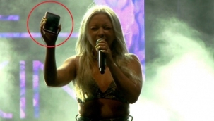 Sosyal medya uygulaması uğruna sahnede yüzüne telefon fırlatılan popçu Ece Seçkin