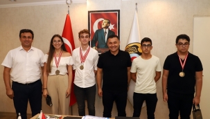 YKS ŞAMPİYONLARINDAN BAŞKAN YÜCEL'E ZİYARET