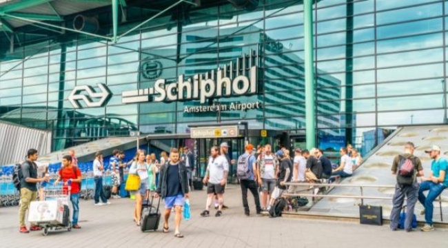 Amsterdam'da havalimanındaki personel eksikliği nedeniyle uçuşlar iptal ediliyor