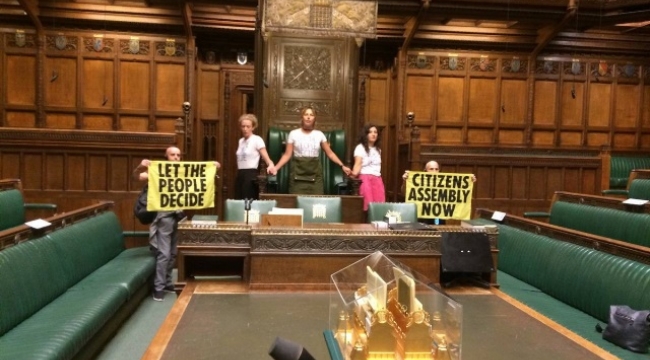 İngiltere'deki çevre aktivistlerinden parlamentoda protesto