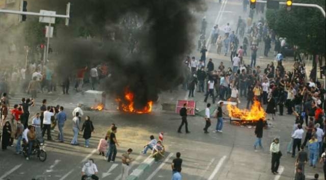 İran'da protestolar 15'ten fazla kente yayıldı: Kadınlar başörtüsünü ateşe atıp etrafında dans etti