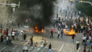 İran'da protestolar 15'ten fazla kente yayıldı: Kadınlar başörtüsünü ateşe atıp etrafında dans etti