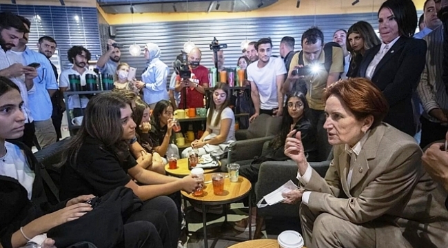 Meral Akşener Starbucks'ta gençlerle sohbet etti: 'Kimi trollesem acaba?'