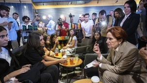 Meral Akşener Starbucks'ta gençlerle sohbet etti: 'Kimi trollesem acaba?'