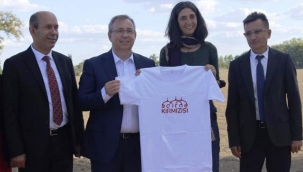 Asırlar önce formülü yasaklanan "Edirne Kırmızısı" kıyafetlerle buluşuyor