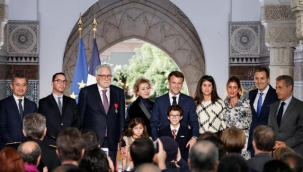 Macron, Paris'teki Büyük Camii'nin temelinin atılmasının 100. yılı nedeniyle düzenlenen törene katıldı.
