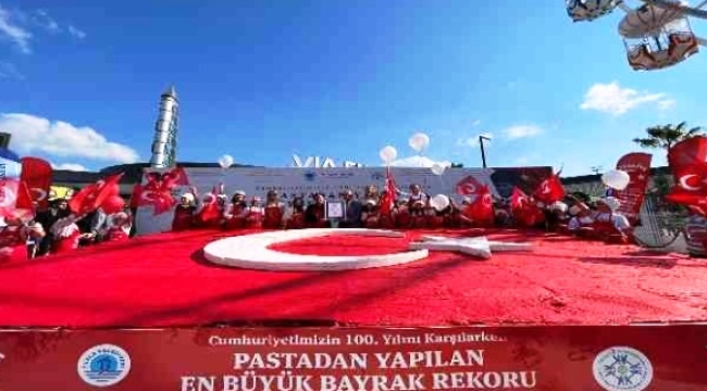 Tuzlalı miniklerden Cumhuriyet Bayramı'na özel Guinness rekoru: Dev Türk Bayraklı pasta yaptılar